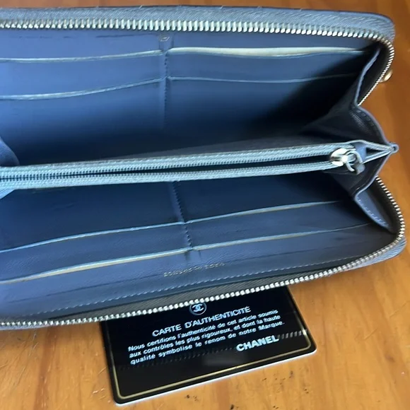 CHANEL QUILTED ZIPPY WALLET FOR IPHONE PLUS - Picture 4 of 15